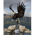La principal fabricación de bronce produce la gran escultura de águila de bronce para el paisajismo